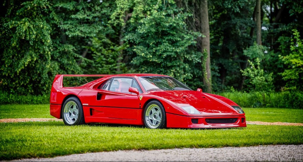 ferrari f40 rouge exposée dans un parc