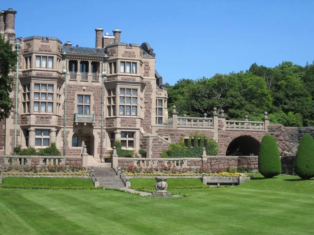 chateau historique avec grand jardin