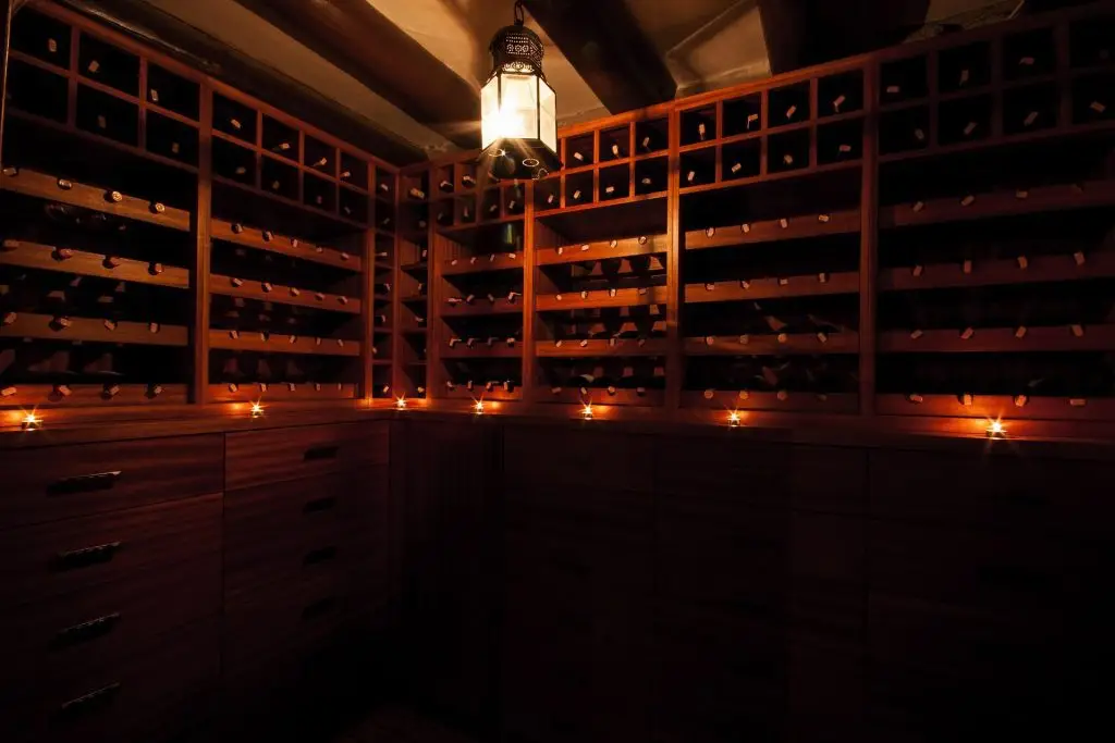cave de vins d'exception, faible lumière à la lanterne