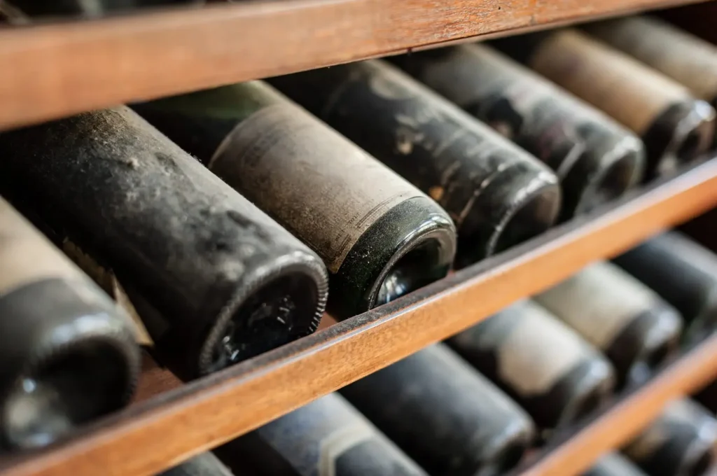 cave à vin et spiritueux d'exception et rare avec poussière