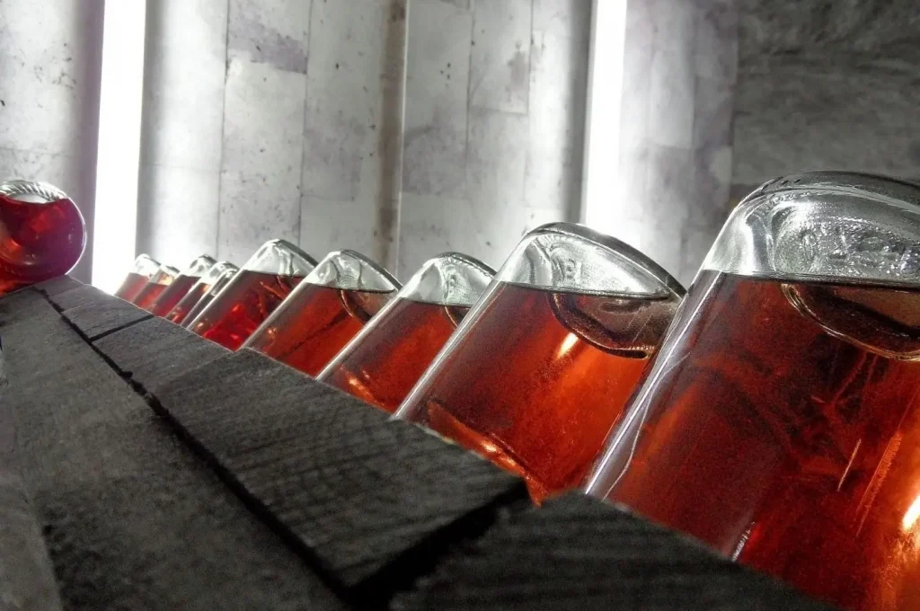 cave a vin de spiriteux rare et d'exception avec bouteilles retournées